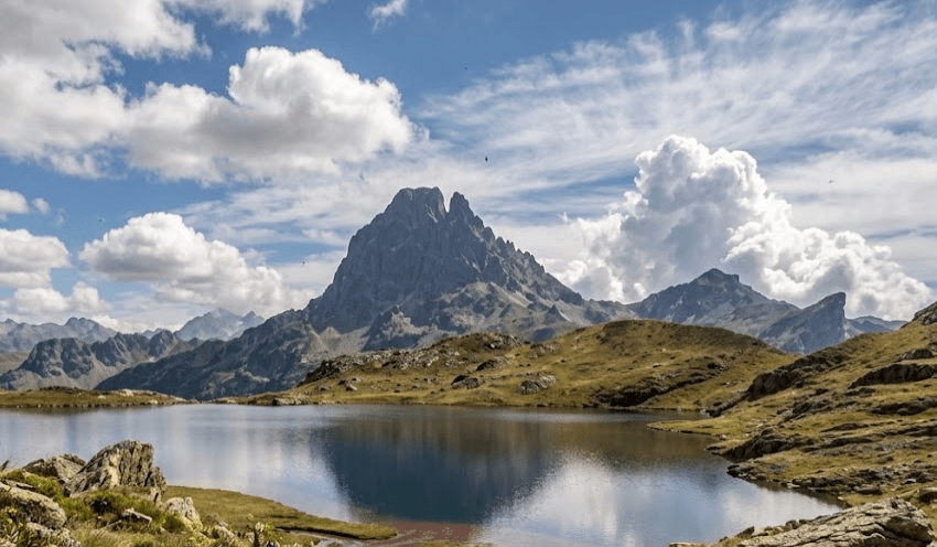Panorama sur les lacs d'Ayous avec le Pic du Midi d'Ossau en arrière-plan