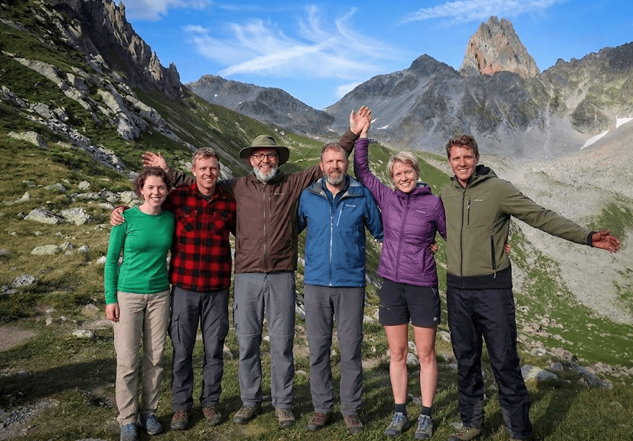Groupe de randonneurs en montagne